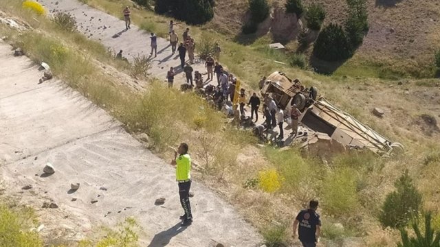 Türkiyədə sərnişin avtobusu 50 m hündürlükdən aşdı: 7 ölü, çox sayda yaralı var - VİDEO