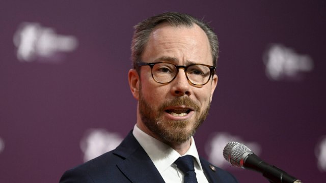 Müdafiə naziri 6 aylıq müalicədən sonra işə qayıtdı