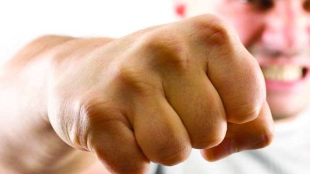 Bakıda qardaş bacısını yumruqla öldürdü