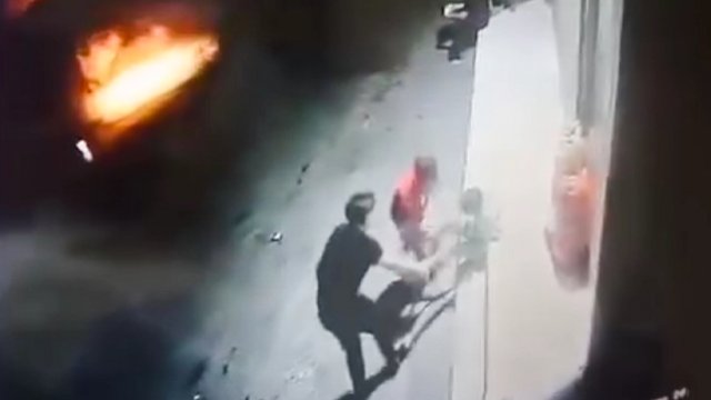 Bakıda iki şəxs küçədə uşağı döyüb videoya çəkdilər - VİDEO