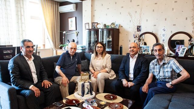 Həmkarları Ramiz Məlikin 80 yaşını evində təbrik etdi