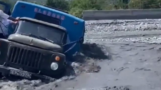 Azərbaycanda sərnişin dolu yük maşınını sel aparırmış - ANBAAN VİDEO