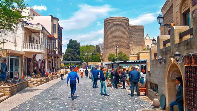 İçərişəhərdə söyüş söydü, cəzalandırıldı