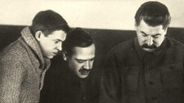 Mərkəzi Komitənin “kiçik baş katibi” - Beriya onun qollarını şəxsən özü qandallayıb