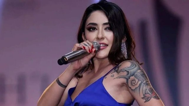 Məşhur müğənnidən maraqlı gəlinlik AÇIQLAMASI