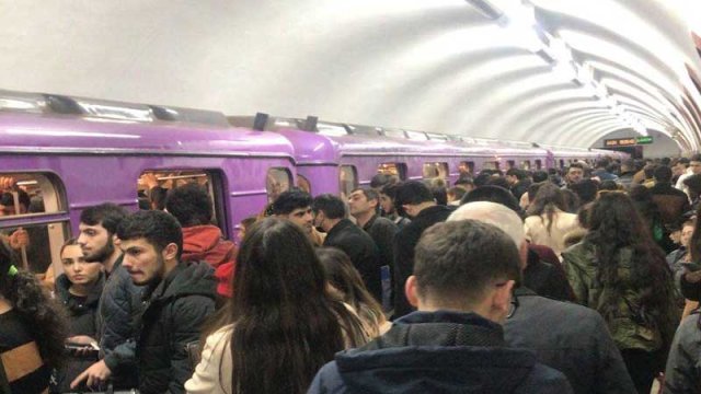 Metropolitendə sıxlıq problemi: Pik saatlarda interval azaldılacaq?