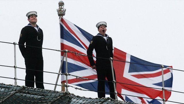 İngilis donanması rus gəmilərini izləməyə başladı