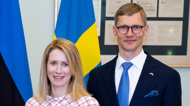 Baş nazir əri ilə qalmaqala görə müxalifəti “cadugər ovu”nda ittiham etdi