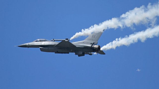 Belçika Ukrayna pilotlarına təlim keçmək üçün Danimarkaya şəxsi heyət və iki F-16 göndərəcək