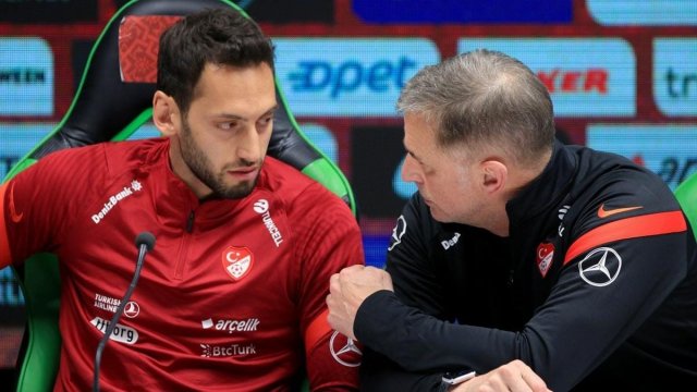 Hakan Çalhanoğlu millinin baş məşqçisinə etiraz etdi