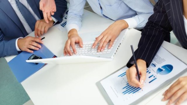 Gəncləri banklarda çalışmağa vadar edən səbəb nədir? - RƏY