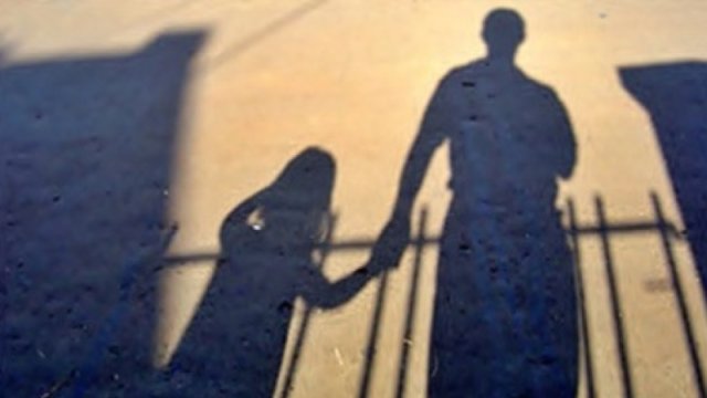 Məktəbli qızı avtomobinə mindirmək istəyən şəxs həbs edildi: “Namaz qılıram...”