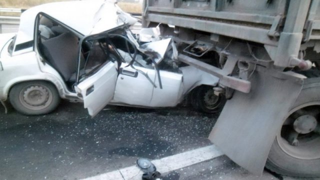 Azərbaycanda ağır qəza: Minik maşını ilə yük avtomobili toqquşub, ölən var