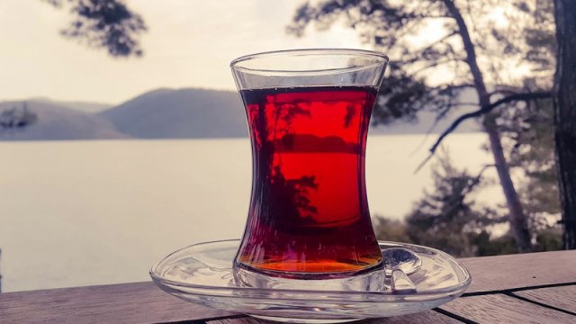 Soyuyan dəmlənmiş çayın xeyirləri: Dəri qulluğu, saç parlaqlığı, kəskin qoxulardan xilas...