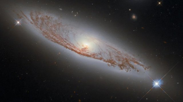 Alimlər dərin kosmosdan gələn sirli siqnalların izahını tapdı