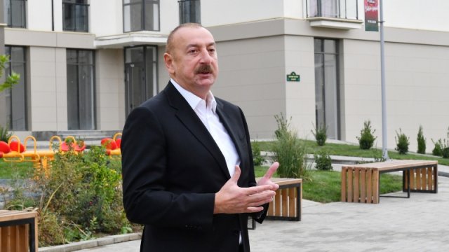 Prezident Füzuliyə köçən sakinlərlə görüşdü - FOTO/YENİLƏNİB