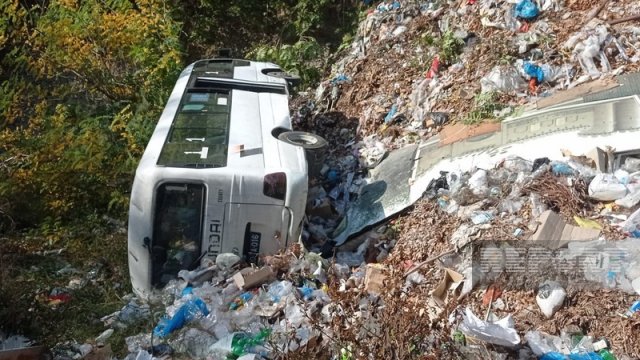 Gəncədə sərnişin avtobusu aşdı: Xəsarət alanlar var - FOTO