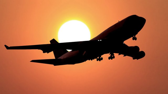 Amerikalı pilot uçuş zamanı təyyarənin mühərriklərini söndürdüyünə görə həbs edildi