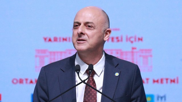 Məşhur siyasətçi istefa verdi