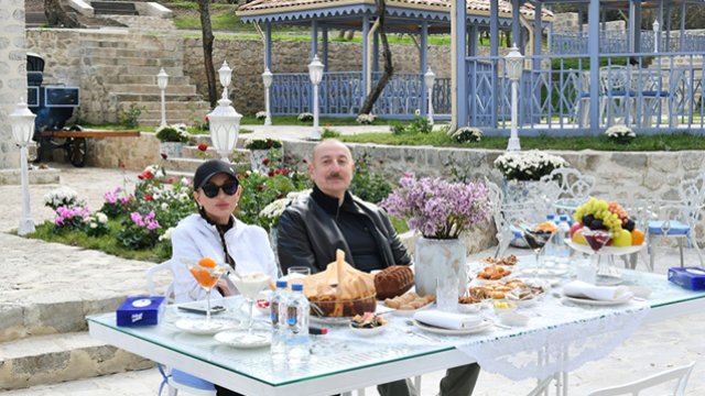 Prezident və xanımından səmimi FOTOLAR