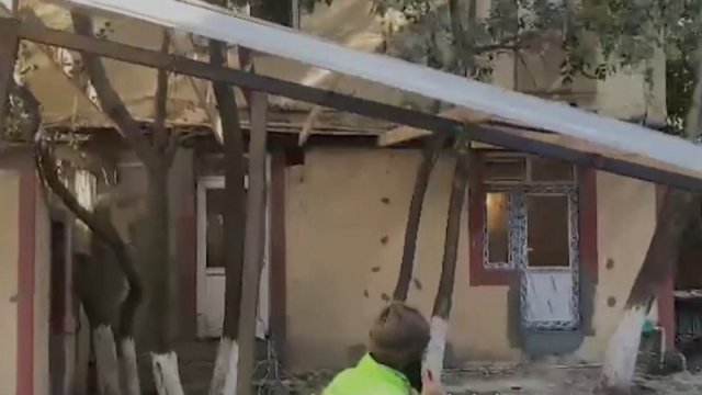 Bakıda qanunsuz tikili söküldü - VİDEO