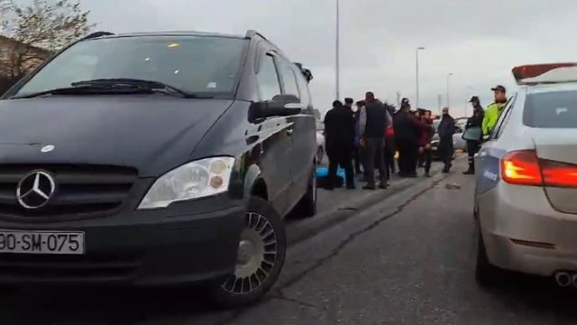 Bakıda sərnişin avtobusu piyadaları vurub öldürdü - VİDEO
