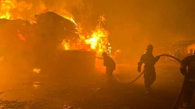 Bakıda inşaat materialları bazarında yanğın: 1 nəfər öldü - FOTO/VİDEO