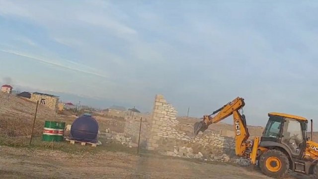 Şəmkirdə qanunsuz tikililər sökülüb - VİDEO