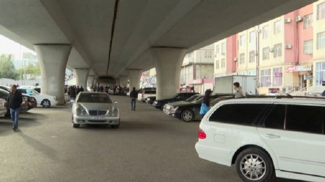 Bakıda körpünün altını dayanacaq edib pul yığırlar - VİDEO