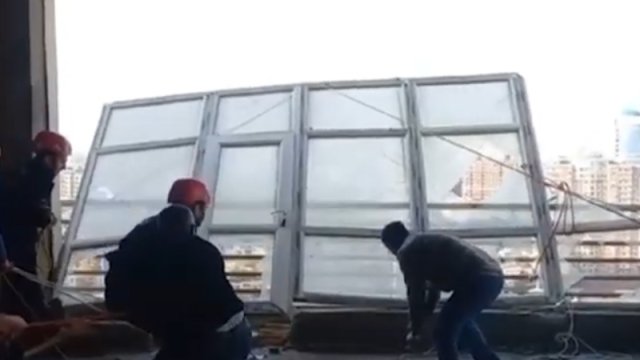 Güclü külək Bakıda bir sıra fəsadlar törədib - VİDEO