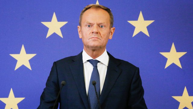Donald Tusk hakim partiyanı siyasi səhvlərdə ittiham etdi