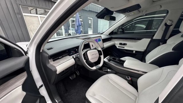 Bu dövlət qurumu işçilər üçün full salon avtomobillər alır