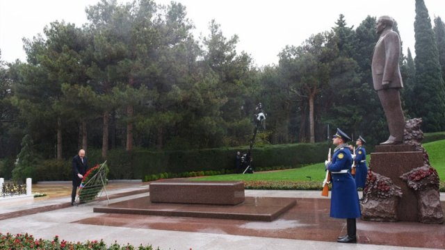 İlham Əliyev Heydər Əliyevin məzarını ziyarət etdi - FOTOLAR