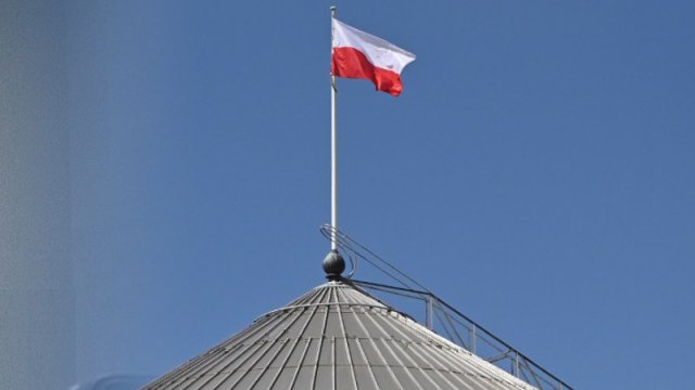 Polşada iki deputat cinayət işinə görə mandatdan məhrum edildi
