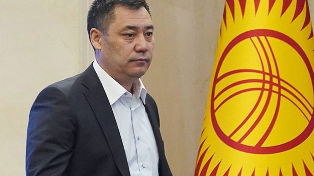 Japarov Qırğızıstan bayrağı ilə bağlı qanunu imzaladı