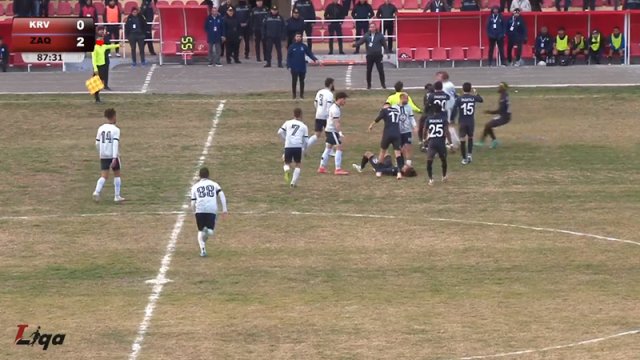 Azərbaycan çempionatında futbolçular əlbəyaxa oldular - VİDEO