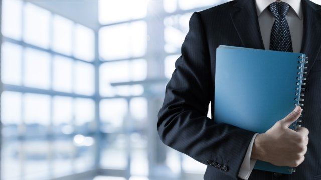 İşçilər haqlarını tələb etdi, direktor müavini isə onları hədələdi - VİDEO