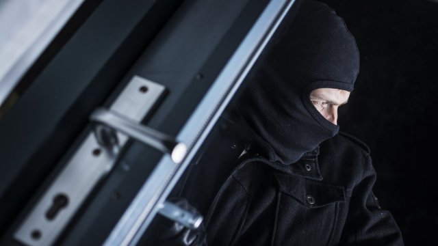 Bakıda evdən 17 min manatlıq oğurluq oldu