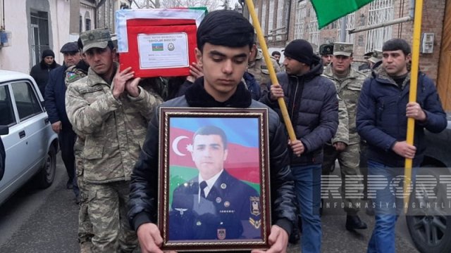 Laçındakı qəzada həlak olan hərbçi Gəncədə dəfn olundu - FOTOLAR