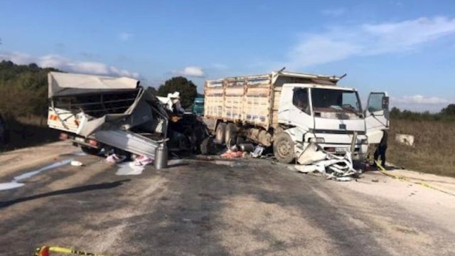 Azərbaycanda yük maşınları toqquşdu: Ölən var