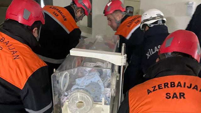 Yanğından yarım saat əvvəl doğulan üçəmlərin atası: 