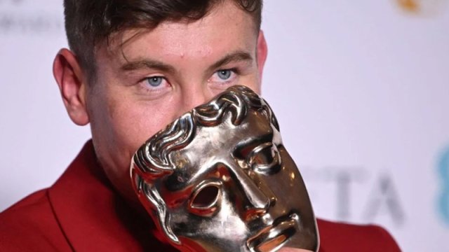 31 yaşlı aktyor çox nadir xəstəliyə yoluxub - Qolunu itirə bilər