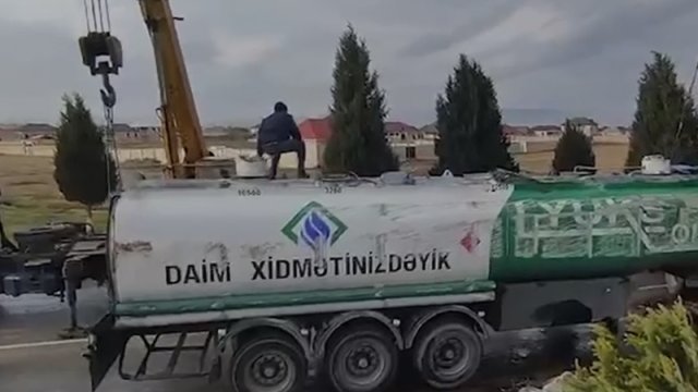 Samuxda yanacaq daşıyan maşın aşdı: 40 ton benzin yola dağıldı - VİDEO