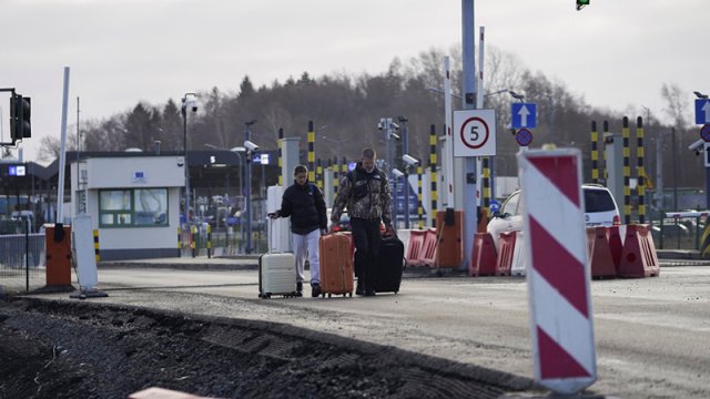 Polşa yeni ukraynalı qaçqın dalğası barədə xəbərdarlıq etdi