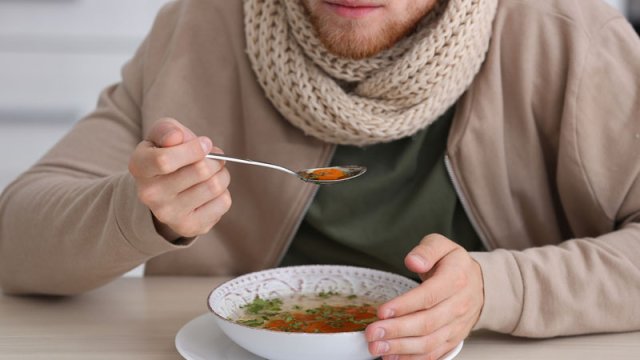 Soyuqdəymə zamanı hansı qidalardan imtina etməlisiniz? - Həkim açıqladı