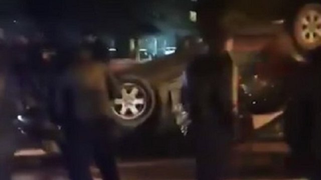 Bakının mərkəzində BMW “Prius”u vurub aşırdı - VİDEO