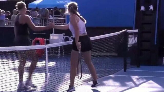 16 yaşlı ukraynalı rusun əlini sıxdı, ölkə ayağa qalxdı: Atası üzr istədi