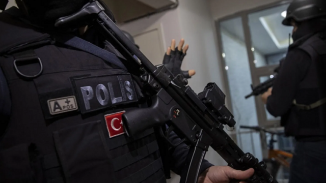 Türkiyədə maskalı şəxslər kilsəyə silah hücum etdi, ölən var - VİDEO
