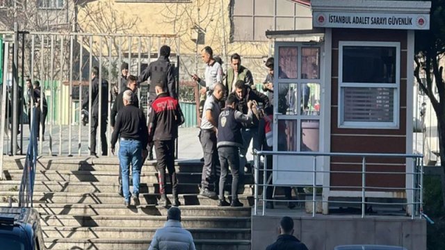 İstanbulda məhkəməyə hücum edildi, 2 nəfər öldürüldü, 3 polis yaralandı