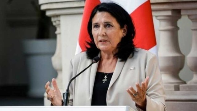 Gürcüstan prezidenti hakim partiyanı Rusiyaya görə ittiham etdi